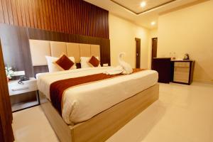 Postel nebo postele na pokoji v ubytování Hotel Brindavan Elite
