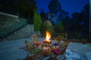 Fotografie z fotogalerie ubytování Alaya Stays Pine View Cottage - 3 BHK Himalayan Retreat with Scenic Views v destinaci Kasauli + 69 fotografií