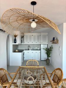 a dining room with a table and a ceiling at El Mirador de NaLi - accès direct à la plage in Arenal d'en Castell