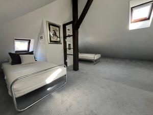 Appartement hyper centre de Neuchâtel tout confort客房内的一张或多张床位