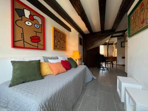 纳沙泰尔Appartement hyper centre de Neuchâtel tout confort的卧室里有一张床，墙上挂着一幅画