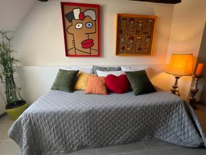 Appartement hyper centre de Neuchâtel tout confort客房内的一张或多张床位