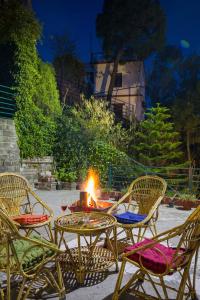 Zahrada ubytování Alaya Stays Pine View Cottage - 3 BHK Himalayan Retreat with Scenic Views