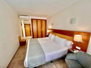 Postel nebo postele na pokoji v ubytování Hotel Córdoba Centro