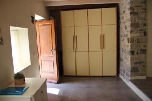 ein Zimmer mit einer Tür zu einer Küche mit einer Türöffnung im äußersten Osten in der Unterkunft La Casa del Sole a Cosy Nest in Lunigiana, Tuscany in Giucano