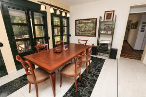 ein Esszimmer mit einem Holztisch und Stühlen in der Unterkunft Villa Ostria - by Rentals Pro Nea Moudania in Nea Moudania