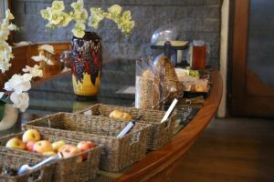 un tavolo con cesti di mele sopra di Hotel Lakeview bei Interlaken a Interlaken