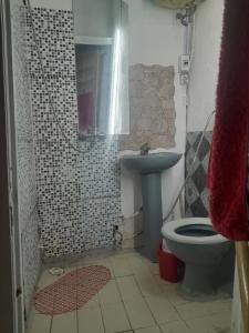 la milonga في أتلانتيدا: حمام مع دش ومرحاض ومغسلة