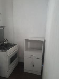 la milonga في أتلانتيدا: مطبخ مع موقد و كونتر ابيض