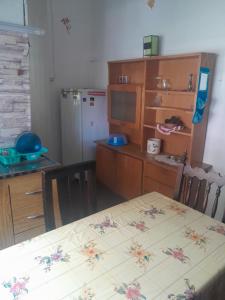 la milonga في أتلانتيدا: مطبخ مع طاولة وثلاجة