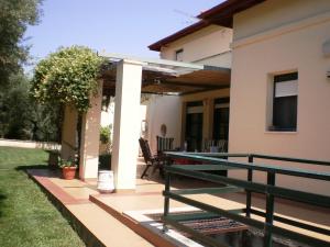 Blick auf ein Haus mit einer Terrasse in der Unterkunft Villa Ostria - by Rentals Pro Nea Moudania in Nea Moudania