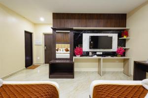 TV a/nebo společenská místnost v ubytování Hotel Brindavan Elite