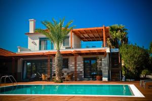 The swimming pool at or close to Villa Fenia