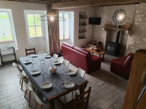 Un comedor con una mesa y una sala de estar. en La Gagère, maison de campagne berrichonne, en Azy 28 fotos más