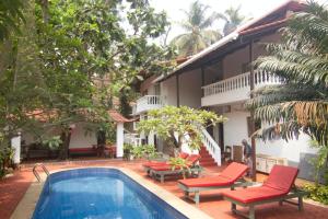 Vera Dune في كاندوليم: مسبح امام منزل وكراسي حمراء