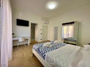 维罗纳Opera Suites的卧室里有一张床和一张书桌