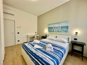 维罗纳Opera Suites的一间卧室，床上有一张带毛巾的床