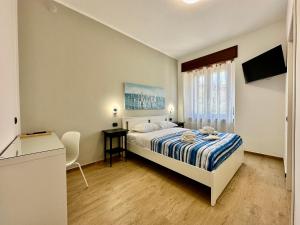 维罗纳Opera Suites的一间卧室配有一张带蓝白条纹毯子的床 更多13张照片