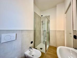 维罗纳Opera Suites的带淋浴和水槽的白色浴室