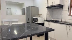 Kuchyň nebo kuchyňský kout v ubytování MELJAA STAR Guesthouse + 63 fotografií