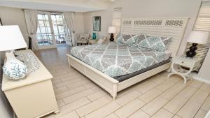 Un dormitorio con una cama grande y dos mesitas de noche. en Amazing - 4 Bed Billiard Table luxury canal pool, en Cabo Coral 42 fotos más
