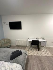 TV a/nebo společenská místnost v ubytování Prime Retreats - Flynn House