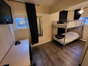 ein Zimmer mit zwei Etagenbetten und einem Schreibtisch in der Unterkunft Suites On Chocolate - The Annville Cottage in Annville