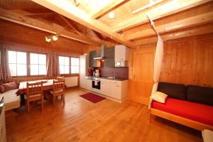 Una cocina y una sala de estar con una mesa y un sofá. en Ferienhaus Hutegger, en Schladming 13 fotos más