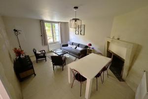 salon z kanapą i stołem w obiekcie Manoir de la Frazelière - Gîte au cœur des châteaux de la Loire w mieście Joué-lés-Tours +10 zdjęć