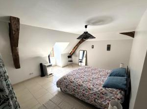 sypialnia z łóżkiem i telewizorem w obiekcie Manoir de la Frazelière - Gîte au cœur des châteaux de la Loire w mieście Joué-lés-Tours