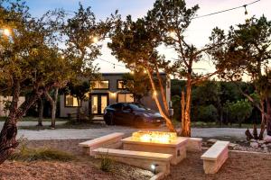 Galeriebild der Unterkunft Pet Friendly, Gorgeous Tiny House with Modern Amenities and Shared Pool in Dripping Spring, Texas in Dripping Springs