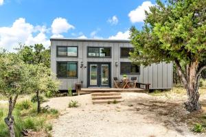 Galeriebild der Unterkunft Pet Friendly, Gorgeous Tiny House with Modern Amenities and Shared Pool in Dripping Spring, Texas in Dripping Springs