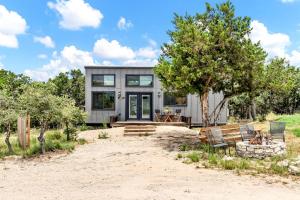 Galeriebild der Unterkunft Pet Friendly, Gorgeous Tiny House with Modern Amenities and Shared Pool in Dripping Spring, Texas in Dripping Springs