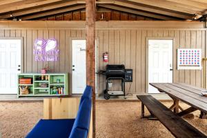 Galeriebild der Unterkunft Pet Friendly, Gorgeous Tiny House with Modern Amenities and Shared Pool in Dripping Spring, Texas in Dripping Springs