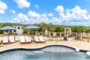 Galeriebild der Unterkunft Pet Friendly, Gorgeous Tiny House with Modern Amenities and Shared Pool in Dripping Spring, Texas in Dripping Springs