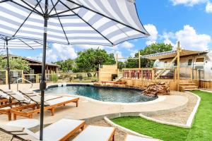 Galeriebild der Unterkunft Pet Friendly, Gorgeous Tiny House with Modern Amenities and Shared Pool in Dripping Spring, Texas in Dripping Springs