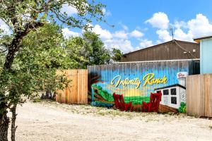 Galeriebild der Unterkunft Pet Friendly, Gorgeous Tiny House with Modern Amenities and Shared Pool in Dripping Spring, Texas in Dripping Springs