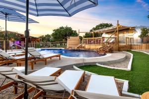 Galeriebild der Unterkunft Pet Friendly, Gorgeous Tiny House with Modern Amenities and Shared Pool in Dripping Spring, Texas in Dripping Springs