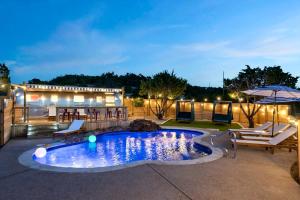 Galeriebild der Unterkunft Pet Friendly, Gorgeous Tiny House with Modern Amenities and Shared Pool in Dripping Spring, Texas in Dripping Springs
