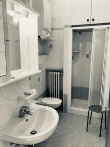 Koupelna v ubytování Hotel President
