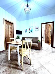 ein Wohnzimmer mit Tisch und Couch in der Unterkunft Casa Lia in Monastir