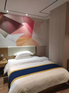 Postel nebo postele na pokoji v ubytování Longxiang intelligent Hotel