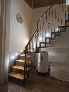 una escalera en una casa con escalera en AL DUOMO, Dimora Storica, en Matera 35 fotos más