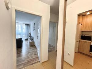 Kuchyňa alebo kuchynka v ubytovaní OhMyHome - Park Mirowski Apartment