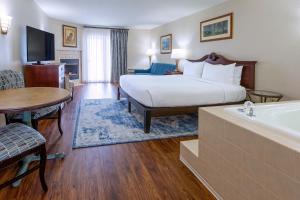 Телевизор и/или развлекательный центр в Music Road Resort Hotel and Inn