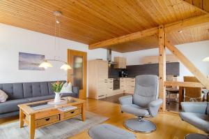 ボートマン・ルートヴィヒスハーフェンにあるMerk Ferienwohnungen Gbrのソファと椅子とテーブルのあるリビングルーム