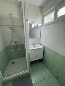 a bathroom with a shower and a sink at T4 spacieux rénové parking - Stade-Arena-Eurexpo in Décines-Charpieu
