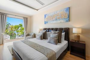 Postel nebo postele na pokoji v ubytování Bacaya Beachfront Villa + 37 fotografií