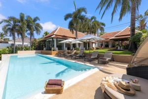 Bazén v ubytování Bacaya Beachfront Villa nebo v jeho okolí