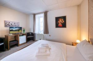 Una cama o camas en una habitación de Rodinný hotel Myslivna